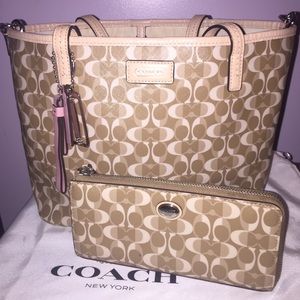 Perfect tote with matching wallet 100% authentic